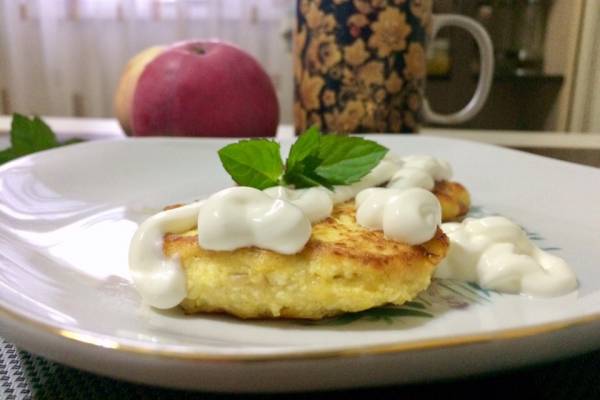 Сырники с яблоком и изюмом