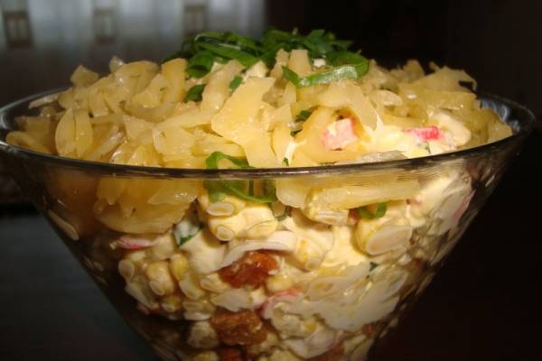 Салат с кириешками и крабовыми палочками