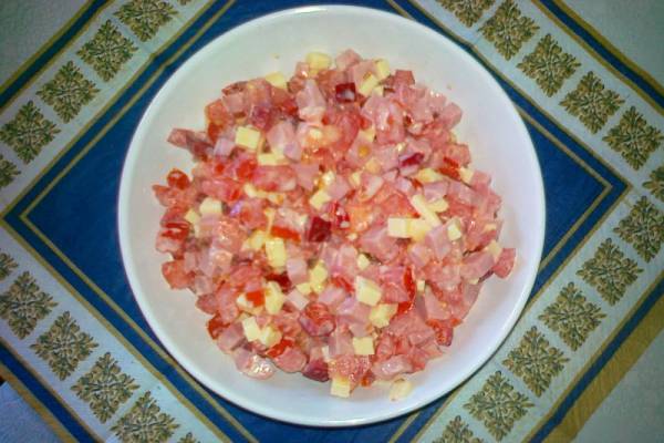 Салат  с помидорами и ветчиной