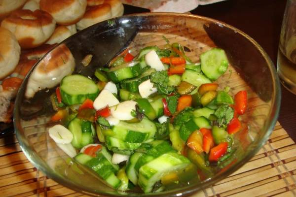 Быстрые малосольные огурцы с перцем