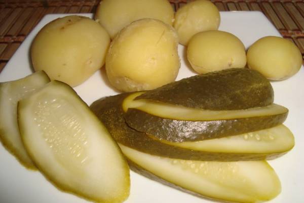 Маринованные огурцы в виноградных листьях