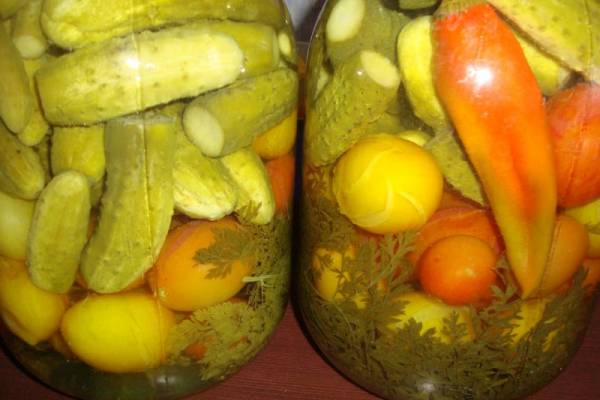 Овощи, маринованные с морковной ботвой