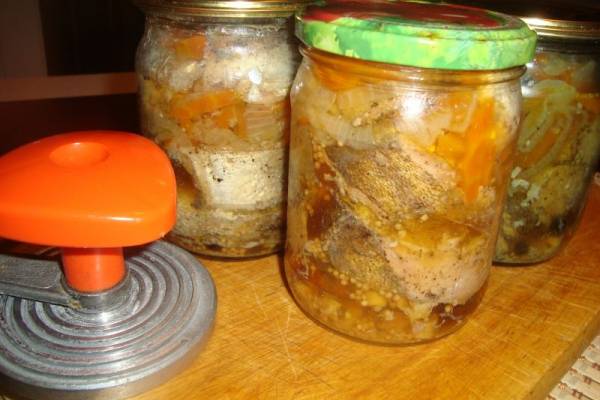 Консервы в масле из судака с овощами