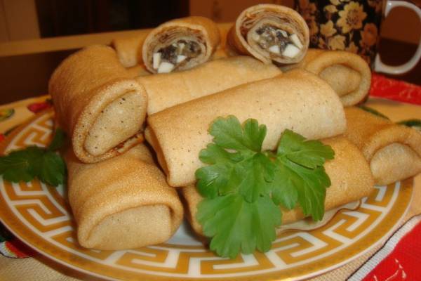 Фаршированные дрожжевые блинчики с грибами и яйцом