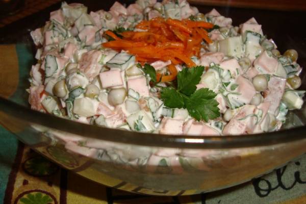 Салат с колбасой и помидорами