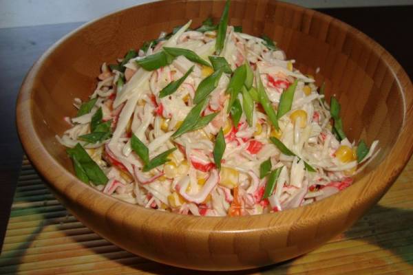 Салат крабовый с капустой и перцем