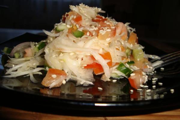Овощной салат с кунжутными семенами