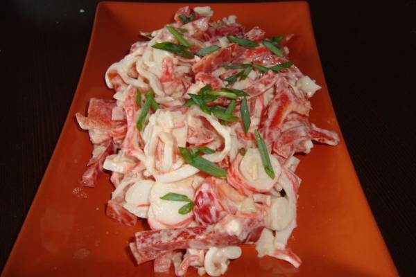 Салат овощной с крабовыми палочками