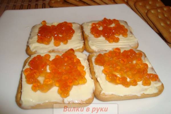 Бутерброды с красной икрой