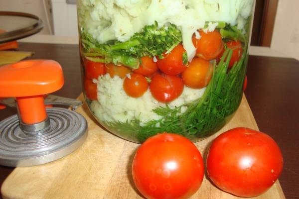  Маринованная брокколи с овощами