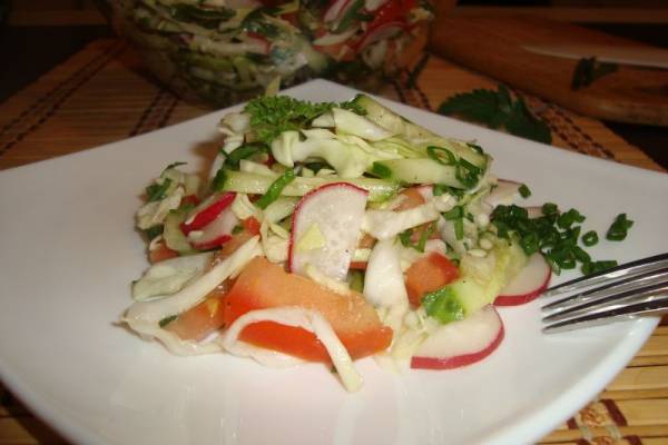 Салат из ранней капусты с редисом