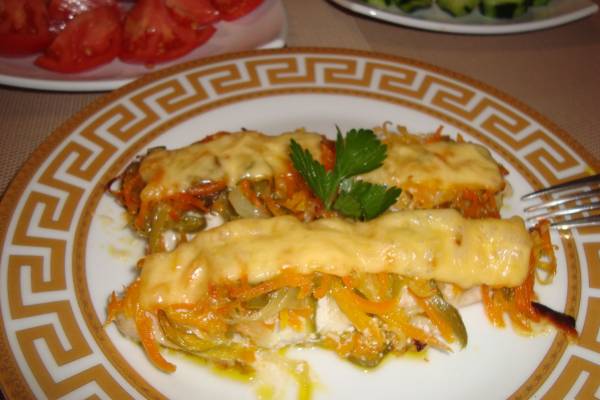 Окунь, запеченный с овощами и сыром