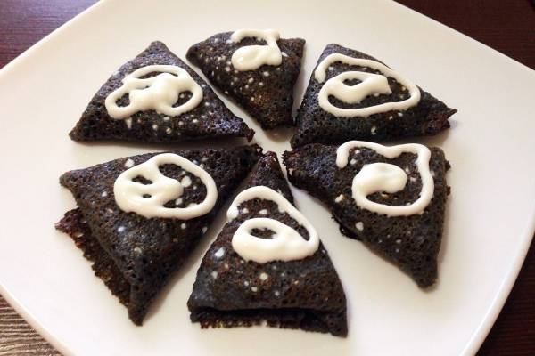 Угольные блинчики с творогом