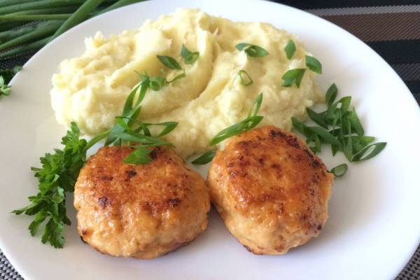 Пышные котлеты из индейки с мягким сыром