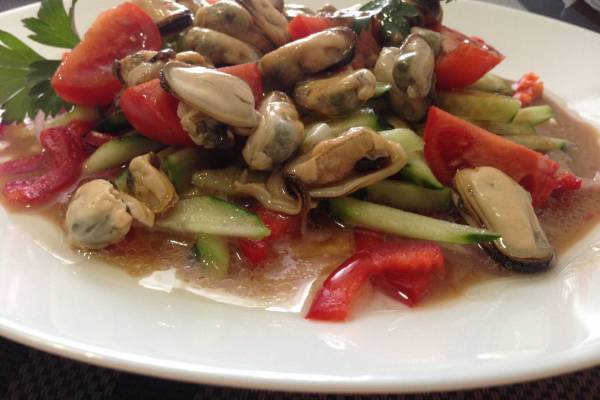 Салат с мидиями