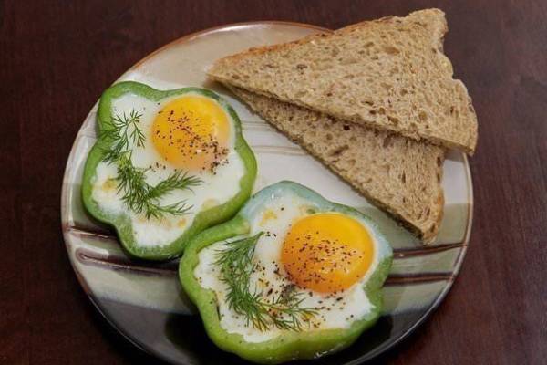 Глазунья в кольцах болгарского перца