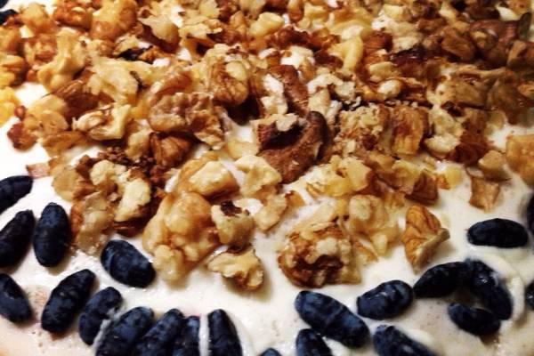 Творожный торт с орехом и жимолостью