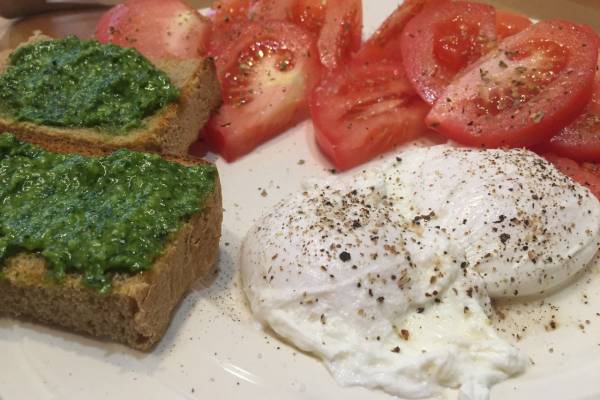 Яйца пашот на завтрак с тостами