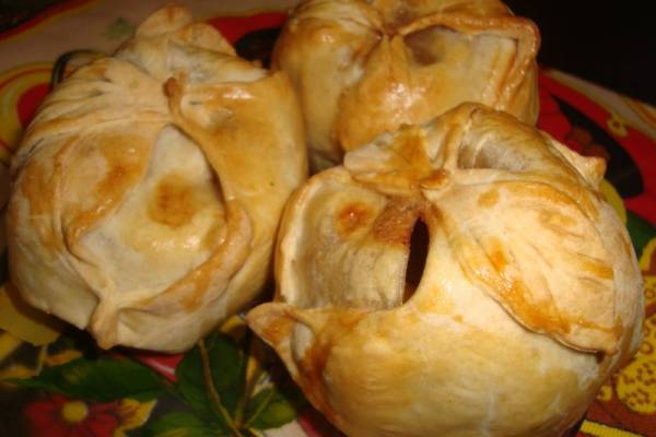 Запеченные яблоки в слоеном тесте