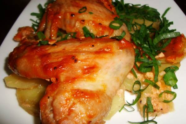 Куриные крылышки, запеченные с картошкой