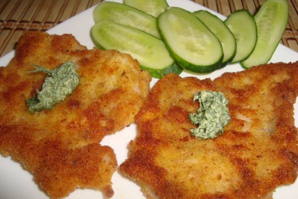 Шницель из судака с зеленым маслом