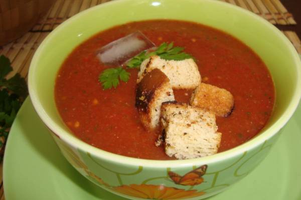 Гаспачо с чесночными крутонами