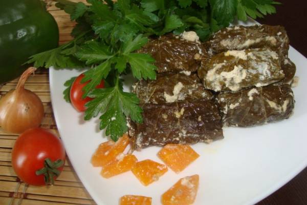 Голубцы с мясом и овощами в виноградных листьях