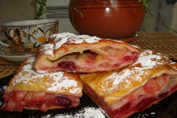 Слоеный пирог с яблочно-вишневой начинкой