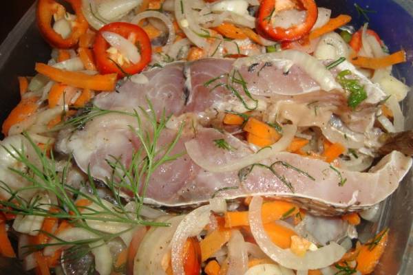 Сазан маринованный с овощами