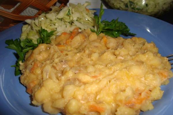 Гороховая каша с тушенкой и овощами