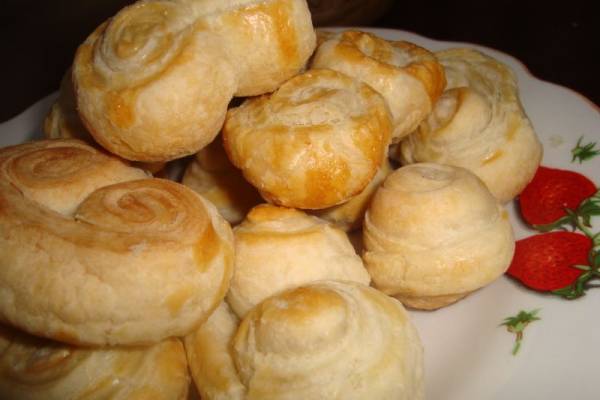 Ушки из слоеного теста