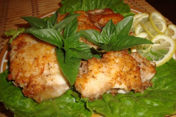 Сом жареный под лимонно-чесночным соусом