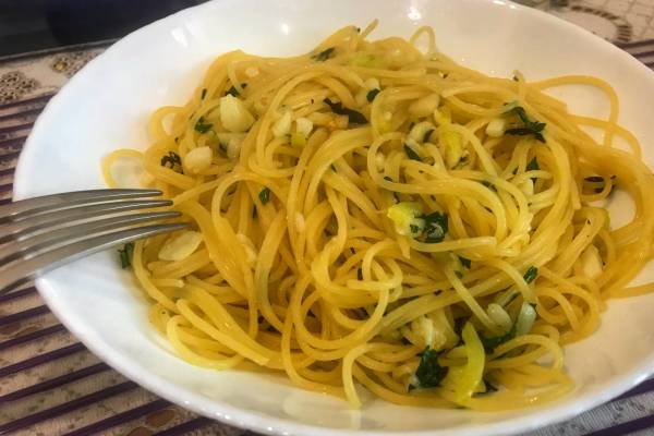 Спагетти в чесночном масле