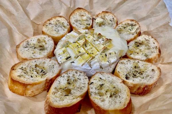 Камамбер жареный с тостами