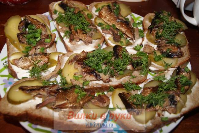 Бутерброды со шпротами