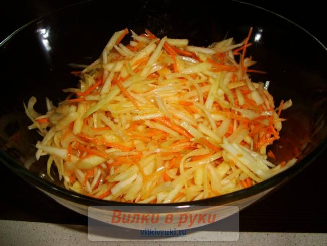 Салат из молодой капусты с морковкой и яблоком