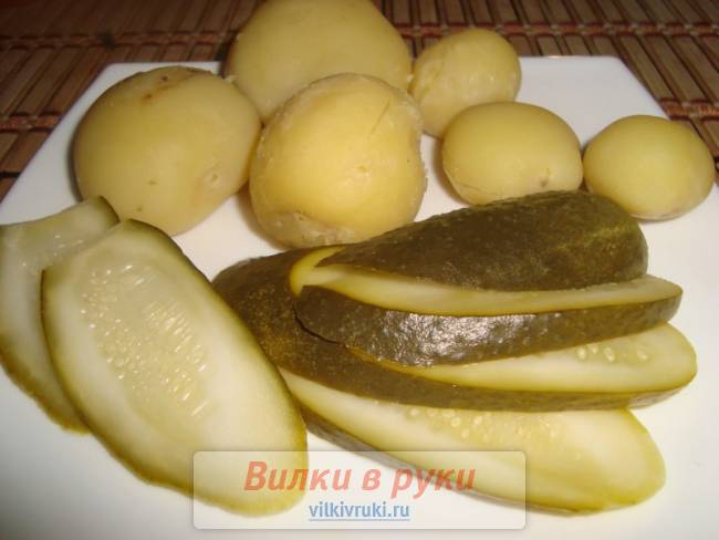 Маринованные огурцы в виноградных листьях