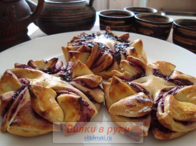 Плюшки с джемом из смородины
