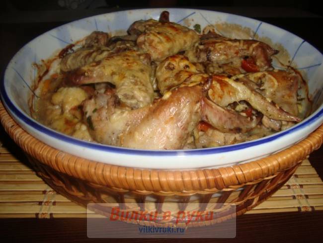 Куриные крылышки на овощах