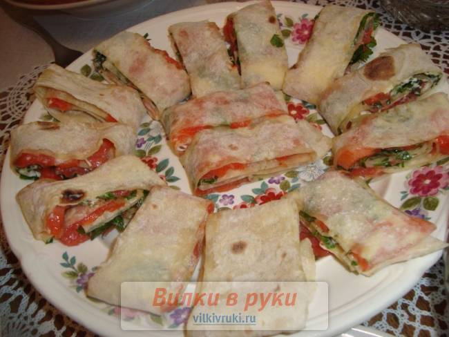 Рулетики из лаваша с форелью