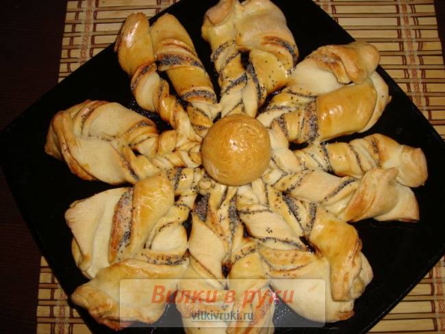 Цветок из дрожжевого теста