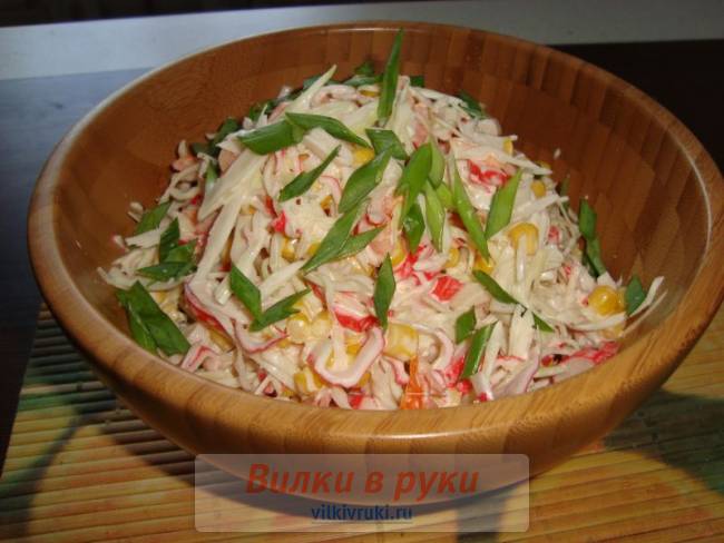 Салат крабовый с капустой и перцем