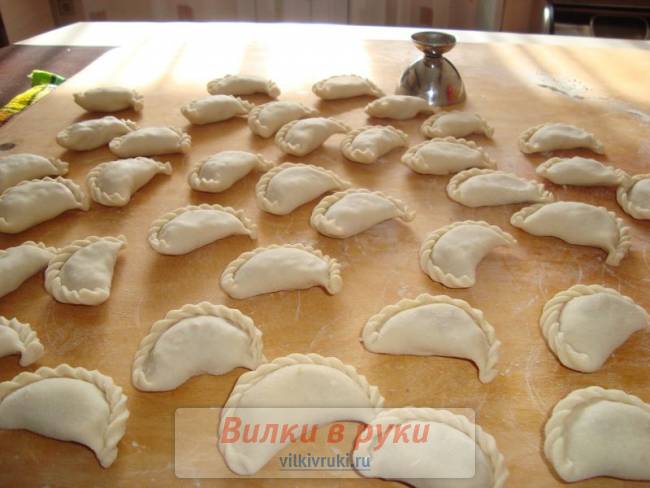 Вареники с грибным порошком и картошкой