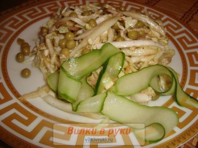 Салат из пекинской капусты с зеленым горошком