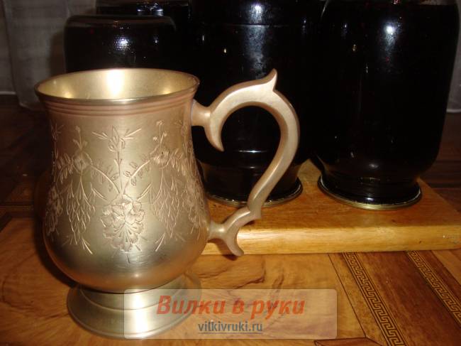 Варенье с латунной чашкой