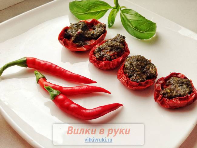 Томленые помидоры под ароматной "шапочкой"