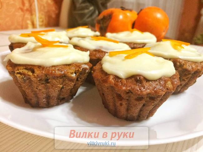 Кексы с хурмой и сырной глазурью