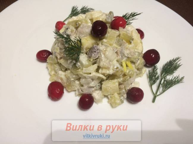 Салат с груздями и клюквой