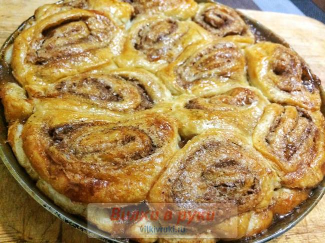 Пирог из слоеного теста с яблоками и корицей