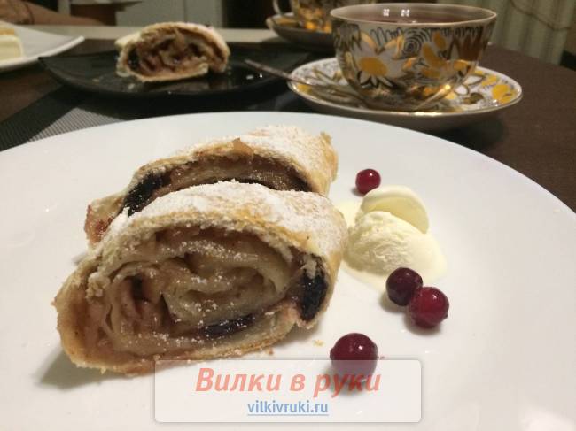 Штрудель с яблоками и вишней